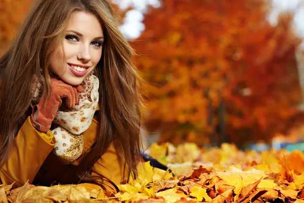 Retrato de una joven muy hermosa en el parque de otoño — Foto de Stock