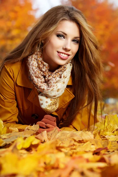 Retrato de jovem muito bonita no parque de outono — Fotografia de Stock