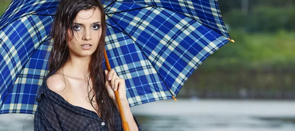 Frau nach Regen auf Straße — Stockfoto