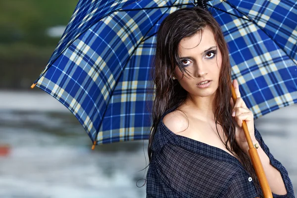 Frau nach Regen auf Straße — Stockfoto