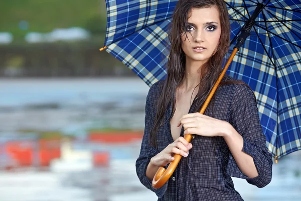 Kvinna på gatan efter regn — Stockfoto