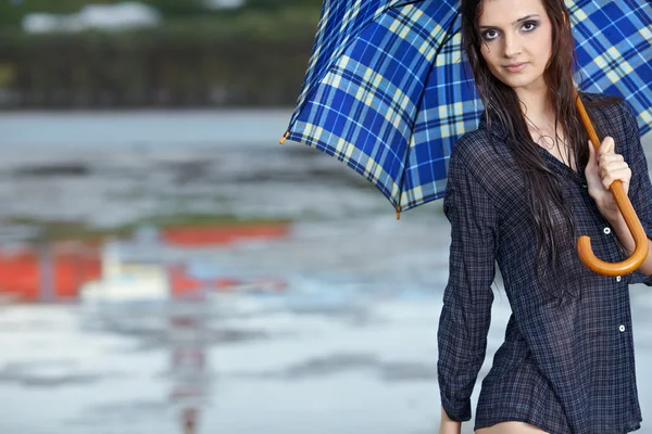 Donna sulla strada dopo la pioggia — Foto Stock
