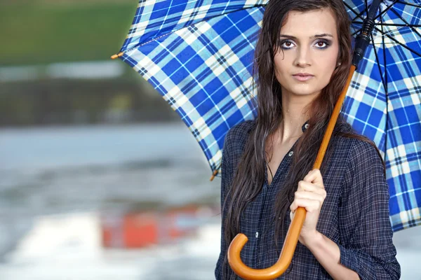 Kvinna på gatan efter regn — Stockfoto