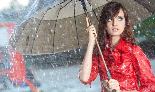 Kobieta w deszczu na ulicy — Zdjęcie stockowe