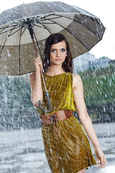 Donna sotto la pioggia sulla strada — Foto Stock