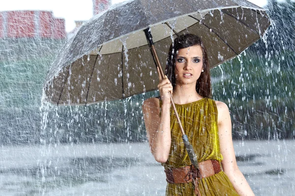 Женщина под дождем на улице — стоковое фото