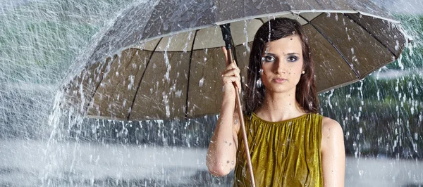 Femme sous la pluie dans la rue — Photo