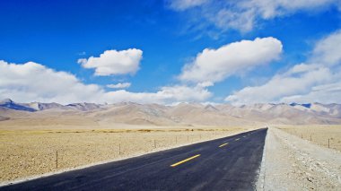 Çin'in Tibet sarımsı manzaralı yol