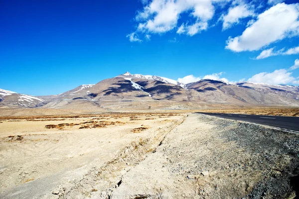 Vista strada di montagna giallastra in tibet — Foto Stock