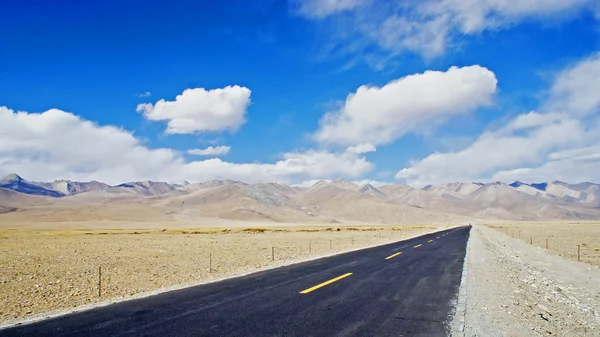 Çin'in Tibet sarımsı manzaralı yol — Stok fotoğraf