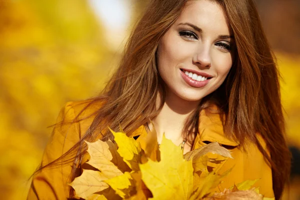 年轻的黑发女人画像在秋天的颜色 — 图库照片
