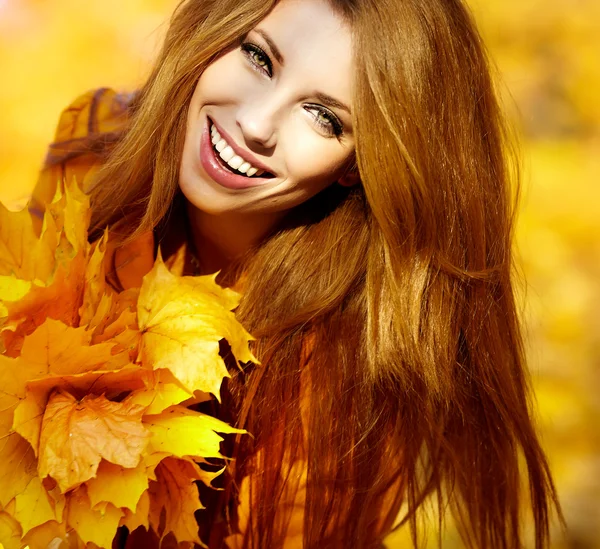秋の色で若いブルネットの女性の肖像画 — ストック写真