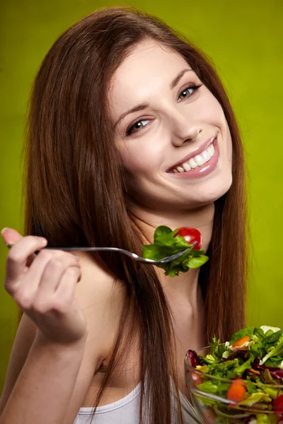 La belle jeune femme joyeuse a salade petit déjeuner — Photo
