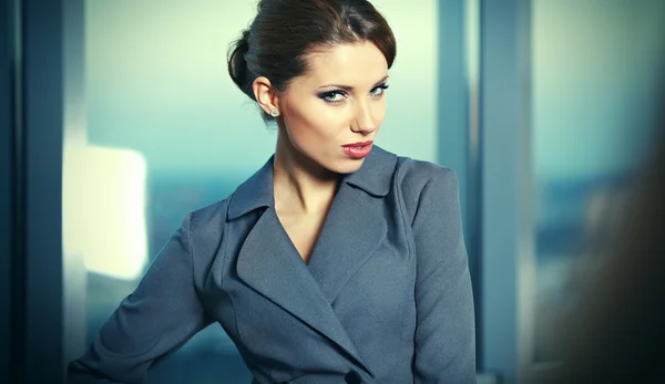 近代的なオフィスに若いセクシー ビジネス女性. — ストック写真