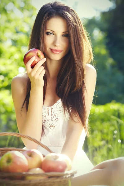 Mujer manzana. modelo étnico muy hermoso comer manzana roja en el —  Fotos de Stock