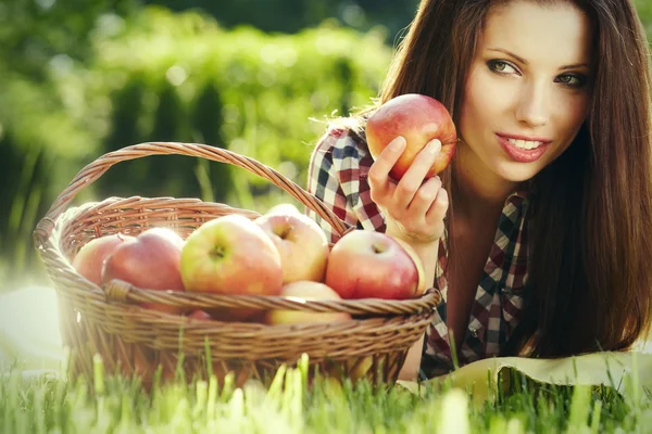 Elma kadın. Kırmızı elma yemek çok güzel etnik modeli — Stok fotoğraf
