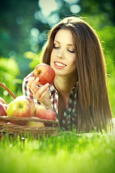 Apple woman. Very beautiful ethnic model eating red apple in the — Stock Photo, Image