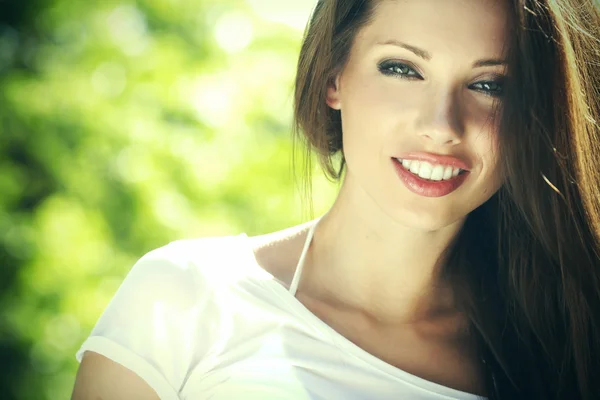 Portre yeşil zemin üzerine güzel bir genç kadın — Stok fotoğraf