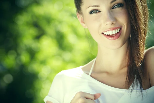 Portret mooie jonge vrouw op groene achtergrond — Stockfoto