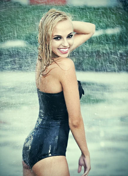 Menina bonita com cabelo molhado . — Fotografia de Stock
