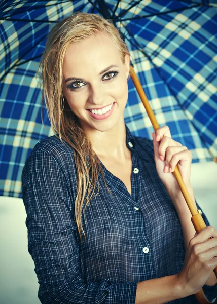 Mädchen mit Regenschirm. Foto im alten Farbbild-Stil. — Stockfoto