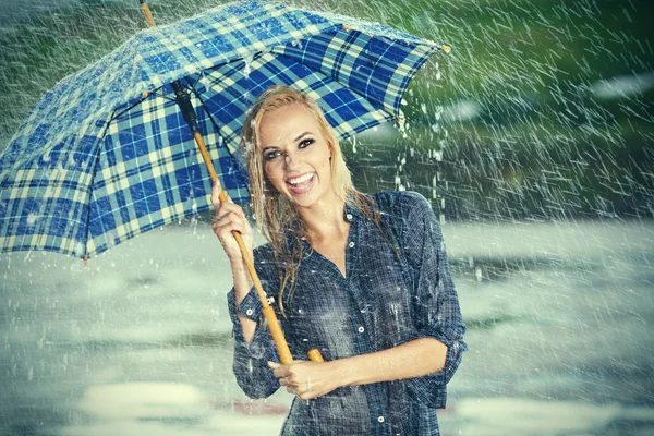 Dívka s deštníkem. Foto ve starém stylu obrázek barvy. — Stock fotografie
