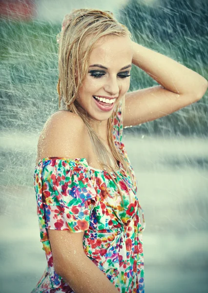 Schönes Mädchen mit nassen Haaren. — Stockfoto