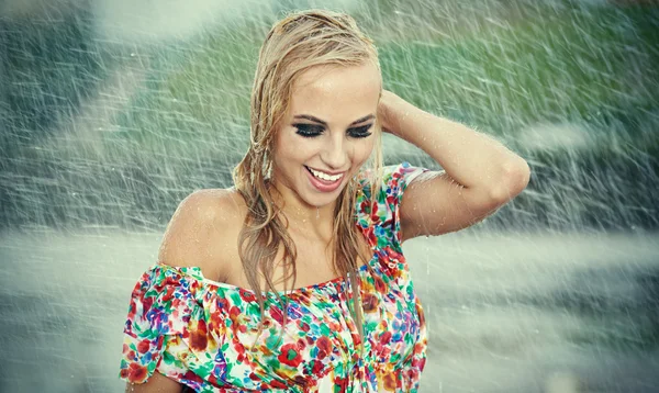 Schönes Mädchen mit nassen Haaren. — Stockfoto