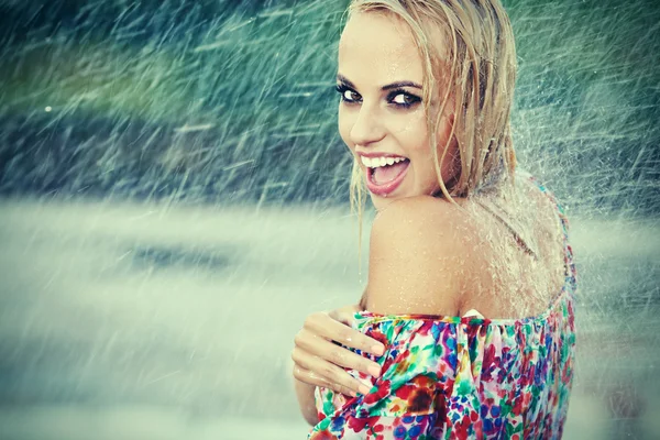 Retrato de jovem bela mulher na chuva — Fotografia de Stock