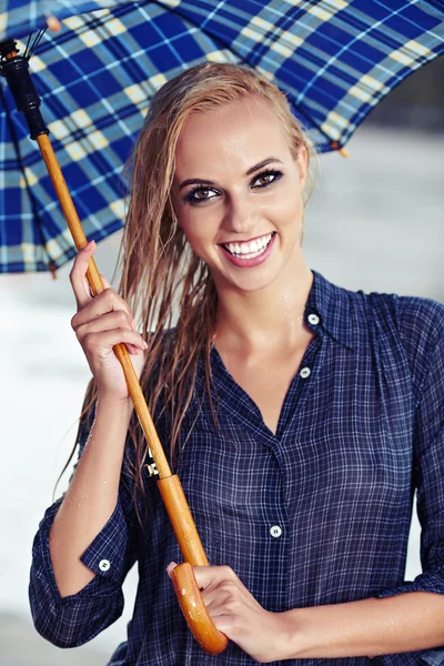 Sexig tjej under paraply tittar på regnet — Stockfoto