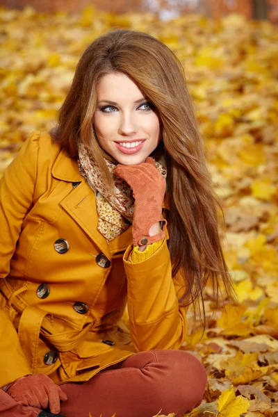 Portret młodej kobiety brunetka w jesień kolor — Zdjęcie stockowe