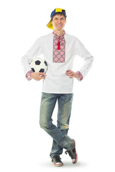 Uomo ucraino in camicia nazionale con una palla — Foto Stock