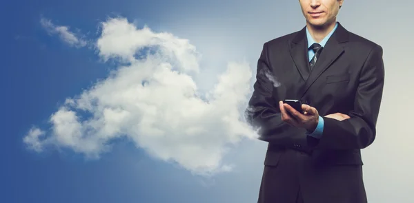 Empresario con teléfono de pantalla táctil y la nube — Foto de Stock