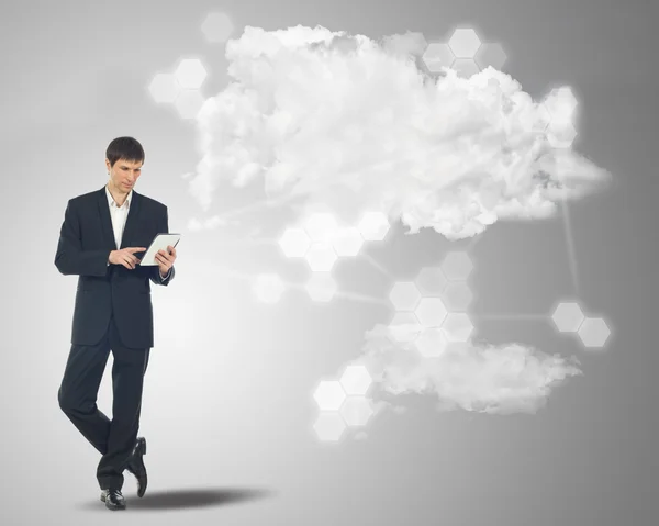 タッチ スクリーンのインター ネット タブレットと雲を持ったビジネスマン — ストック写真