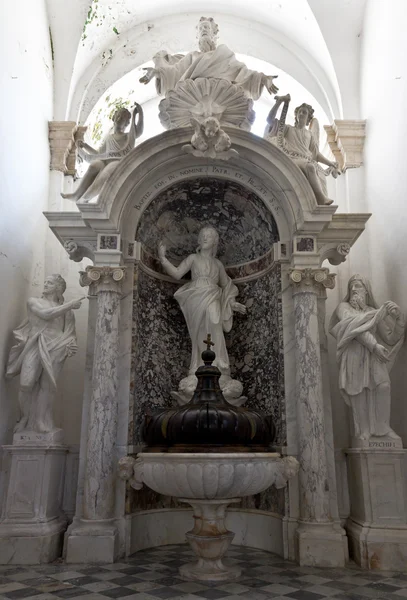 Standbeeld ingebed in de kathedraal — Stockfoto
