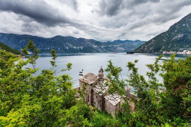 kötü havada denize bakan eski kilise