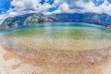 kumlu plajı ile deniz ve dağ