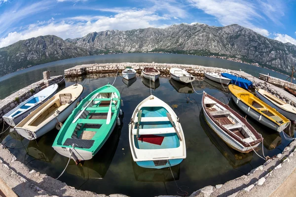Una piccola baia con barche — Foto Stock