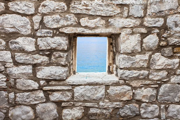 Parede velha com vista para o mar da janela — Fotografia de Stock