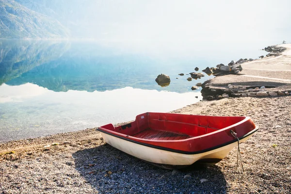 Barco na praia de manhã cedo — Fotografia de Stock