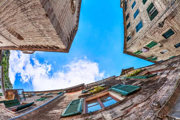 Vis-eye view van de oude stad op hemelachtergrond — Stockfoto