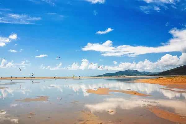 Tarifa beach i Spanien med kitesurfare — Stockfoto