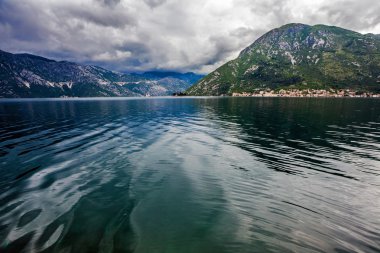 Deniz ve dağlar kötü yağmurlu havada