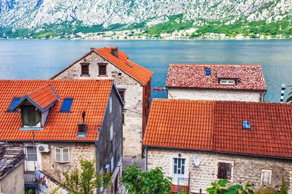 As casas velhas com vista para o mar e montanhas — Fotografia de Stock