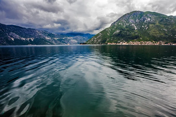 Sea and mountains in bad rainy weather — Stock Photo, Image