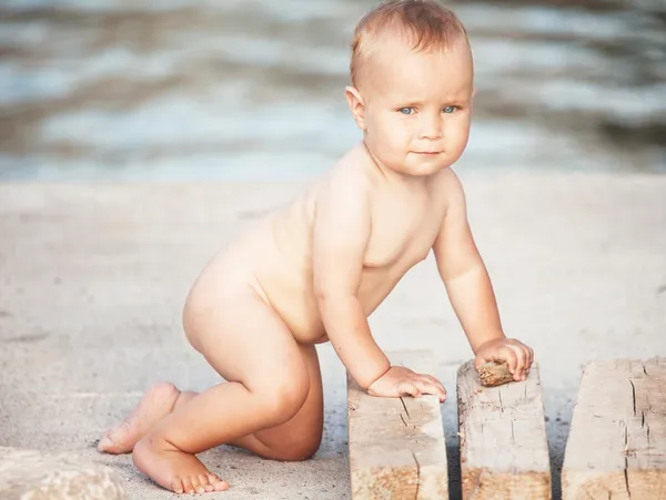 Kleine jongen op een strand — Stockfoto