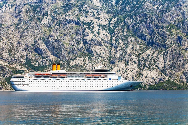 Turistik beyaz cruise deniz gemisi üzerinde dağ backgr yelken — Stok fotoğraf
