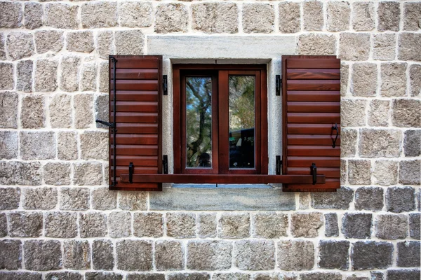 Πέτρινος τοίχος με παράθυρο — Φωτογραφία Αρχείου