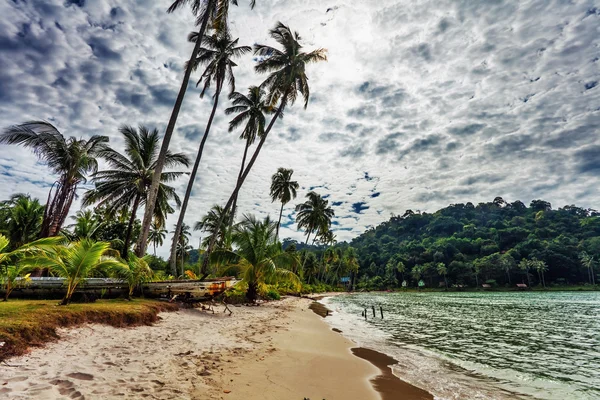 Playa tropical bajo un cielo sombrío —  Fotos de Stock