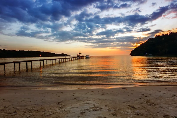 Praia tropical ao pôr do sol. — Fotografia de Stock